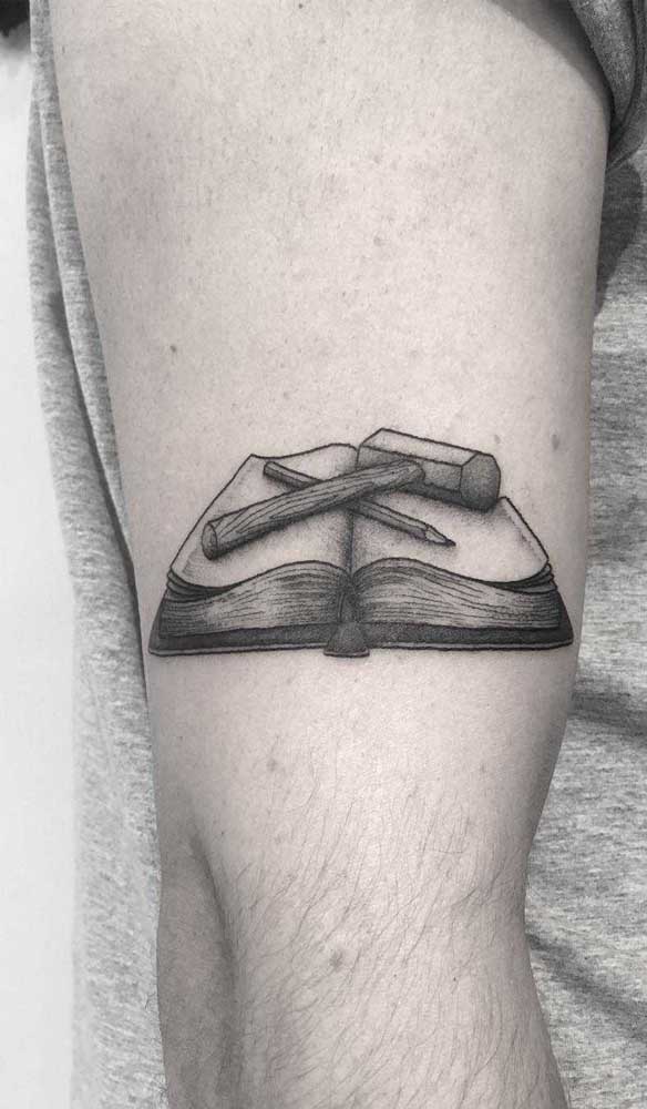 Mas a tatuagem de livros possui vários significados e um deles pode representar você.