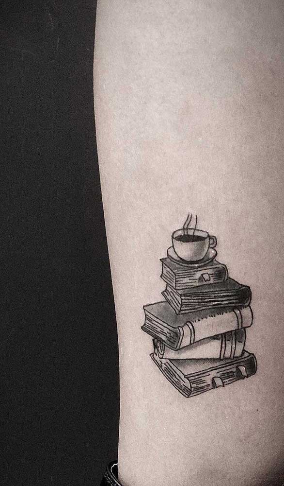 Quer combinação mais perfeita do que tatuagem de livros e café?