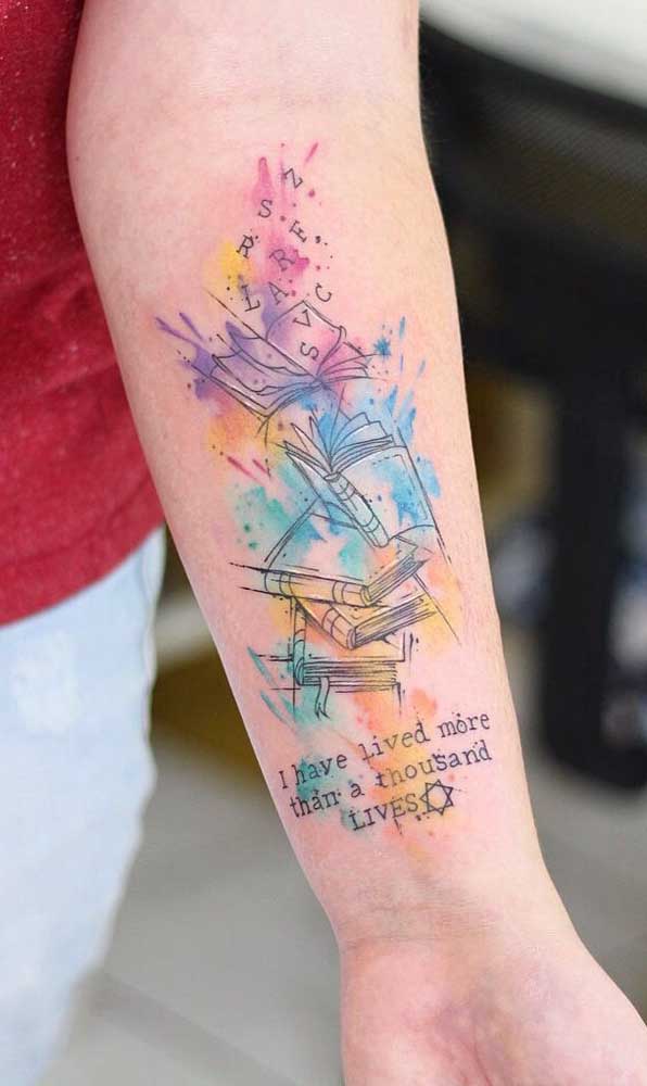 O resultado da tatuagem livros aquarela é realmente incrível.