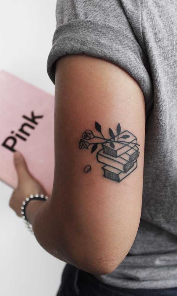 A delicadeza das flores pode ser um ótimo complemento para a sua tatuagem de livros.