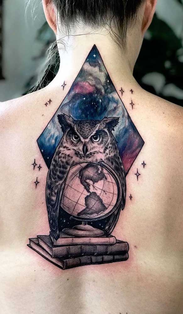 Olha que combinação mais perfeita de tatuagem de livros com coruja.