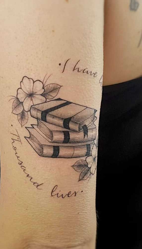 Que tal combinar a tatuagem de livros com trechos que você mais curte?