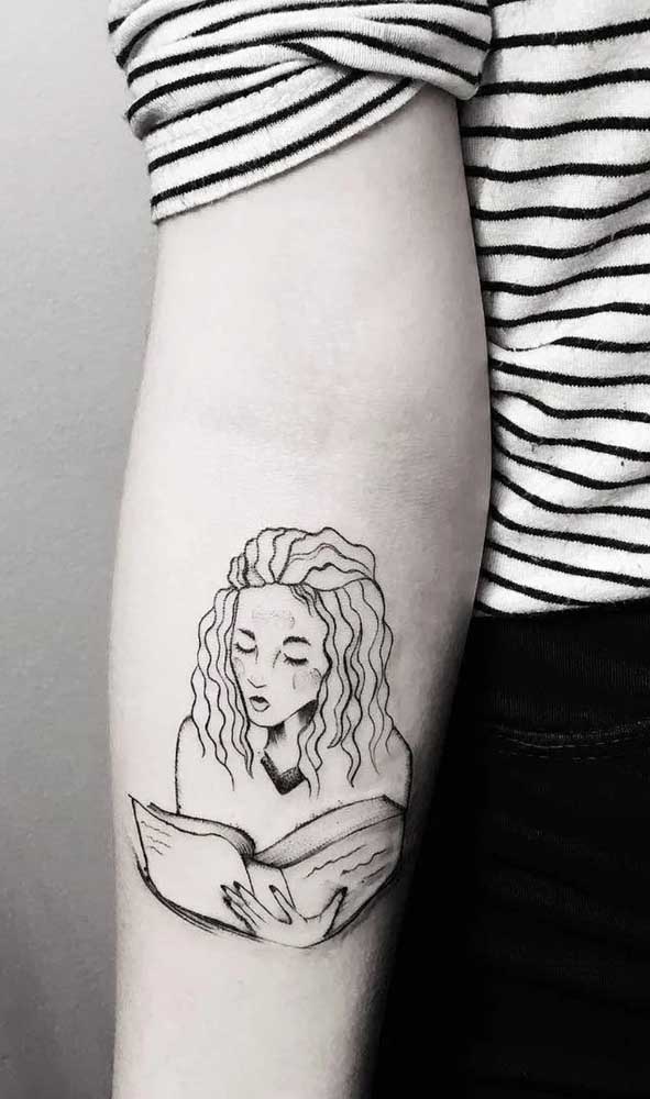 A menina lendo o livro é uma das tatuagens mais pedidas pelas mulheres.