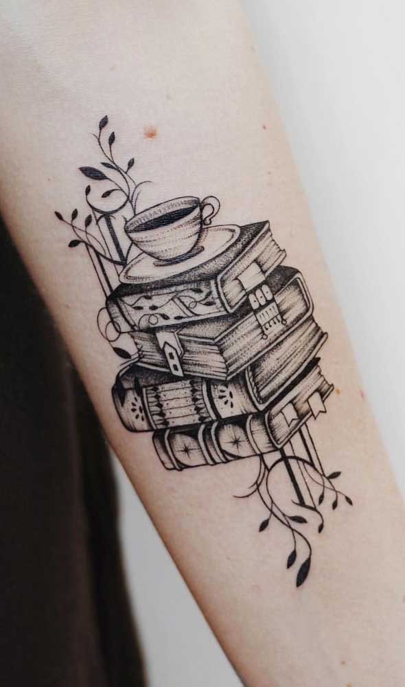 Que tal unir duas paixões em uma mesma tatuagem? Livros e café.