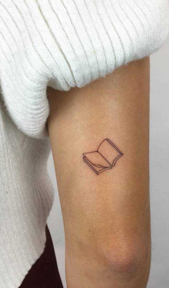 Uma tatuagem de livros pequena pode ser tudo o que você estava procurando, principalmente, se você for uma pessoa discreta.