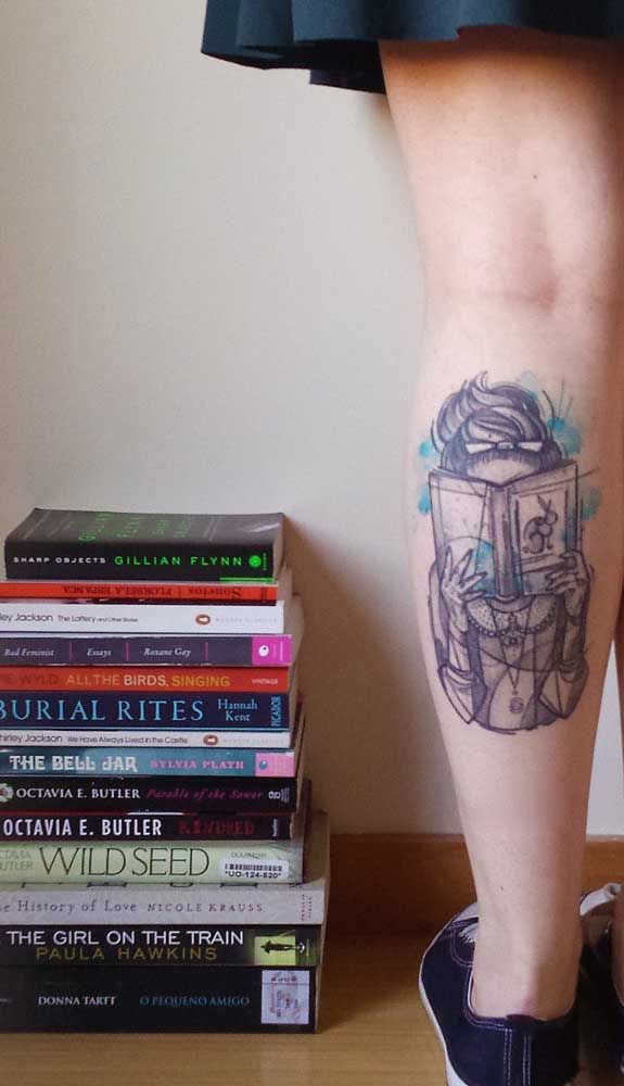 Já pensou em fazer uma tatuagem de livros na perna?