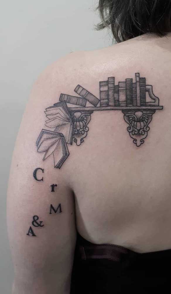 Veja que ideia criativa para fazer uma tatuagem de livros diferenciada.