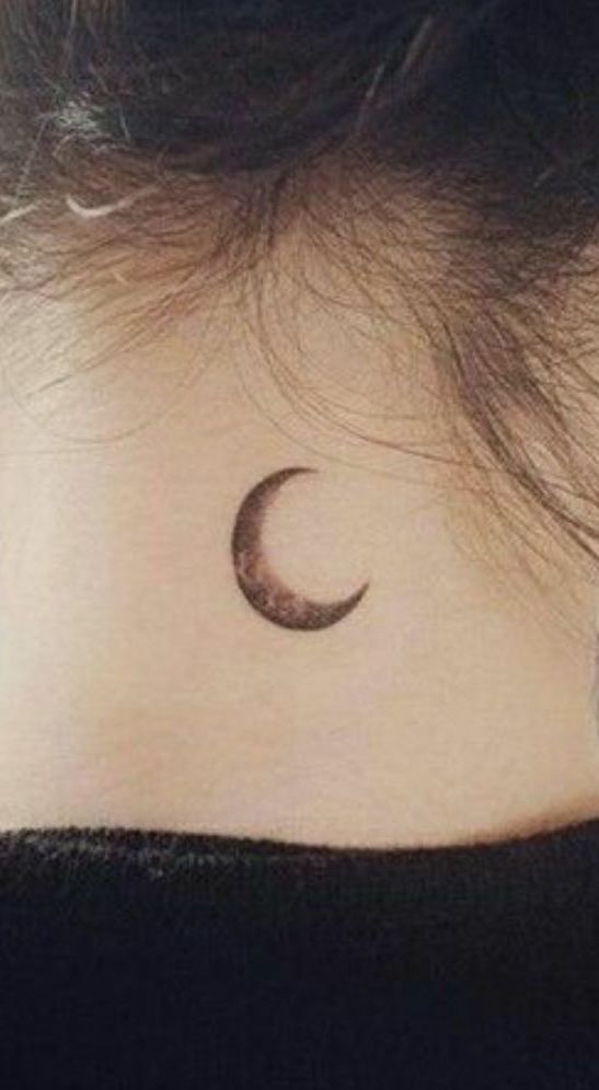 Símbolos astrológicos como a lua e o sol são bastante tatuados na nuca.