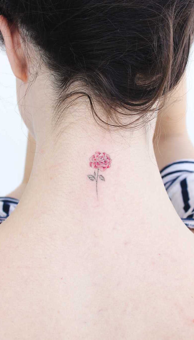 Isso porque a rosa é algo bem delicado para uma tattoo na nuca.