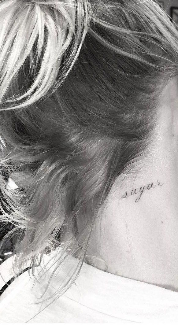 Se a intenção é ter uma tattoo na nuca discreta, deixe que os cabelos escondam o desenho.