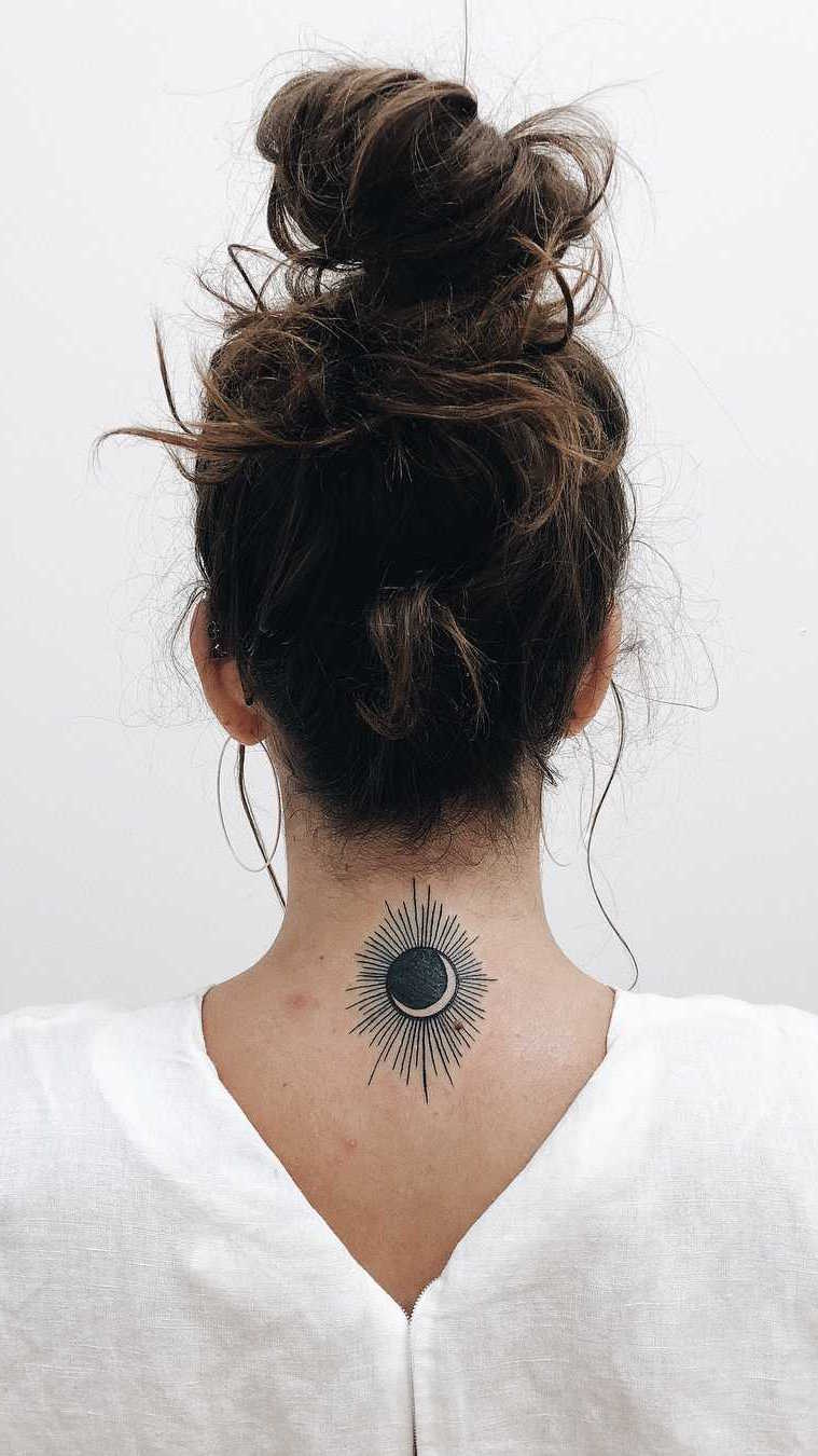 Que tal iluminar a sua vida com uma bela tattoo de sol na nuca?