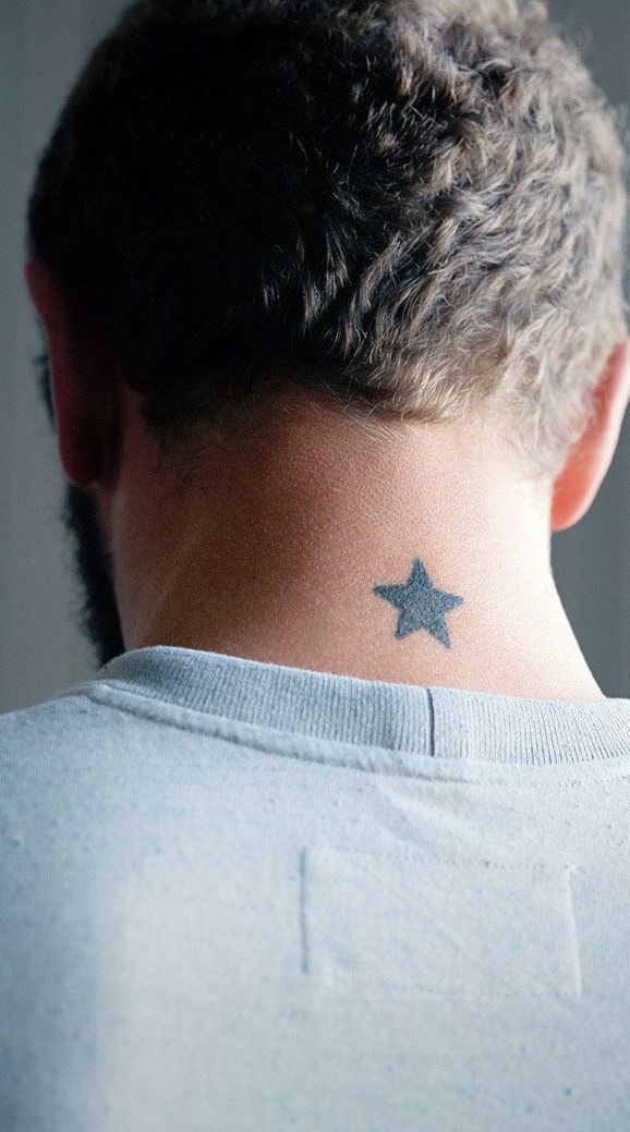 Quem disse que homem também não pode tatuar uma estrela na nuca?