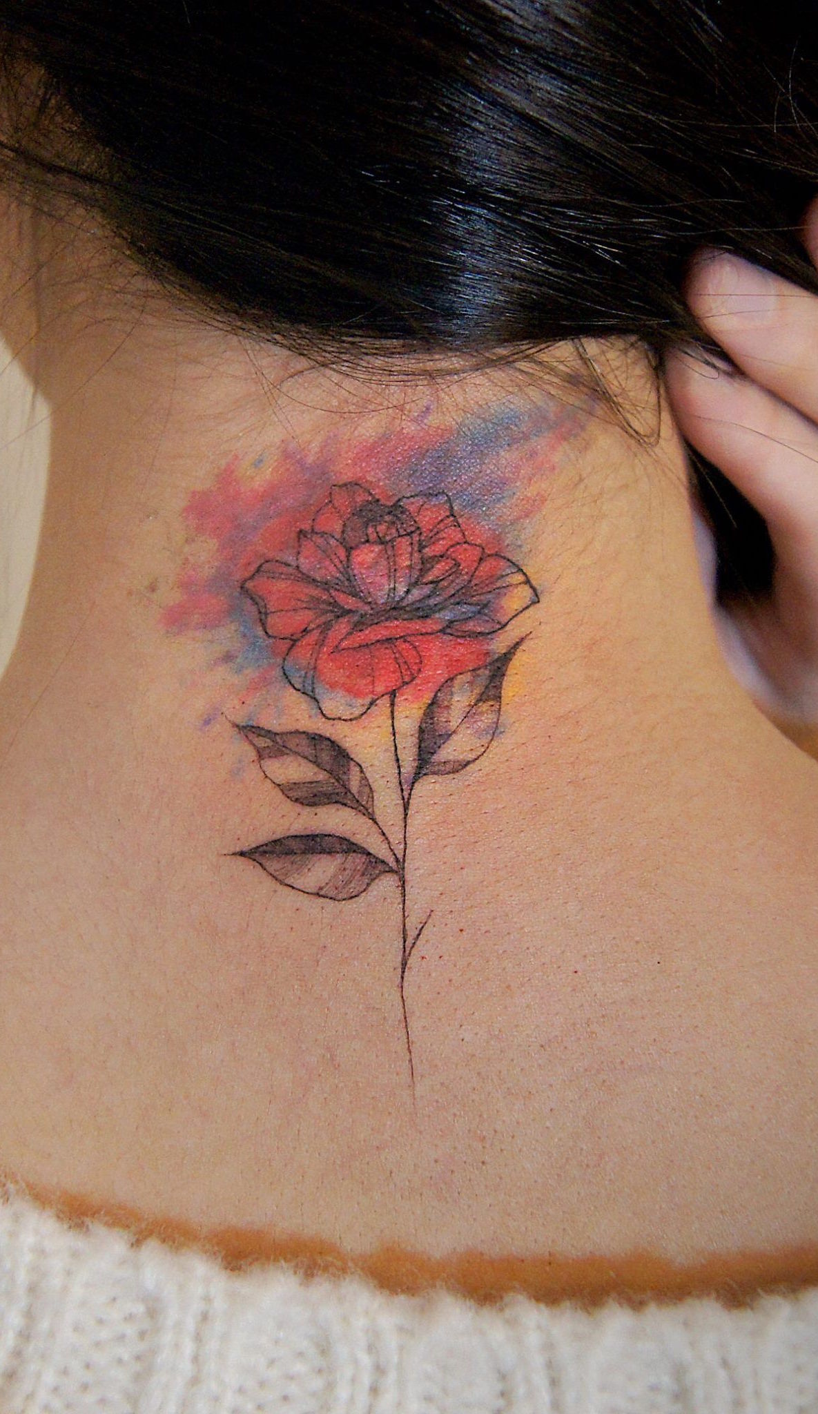 Uma flor colorida para tatuar na sua nuca.