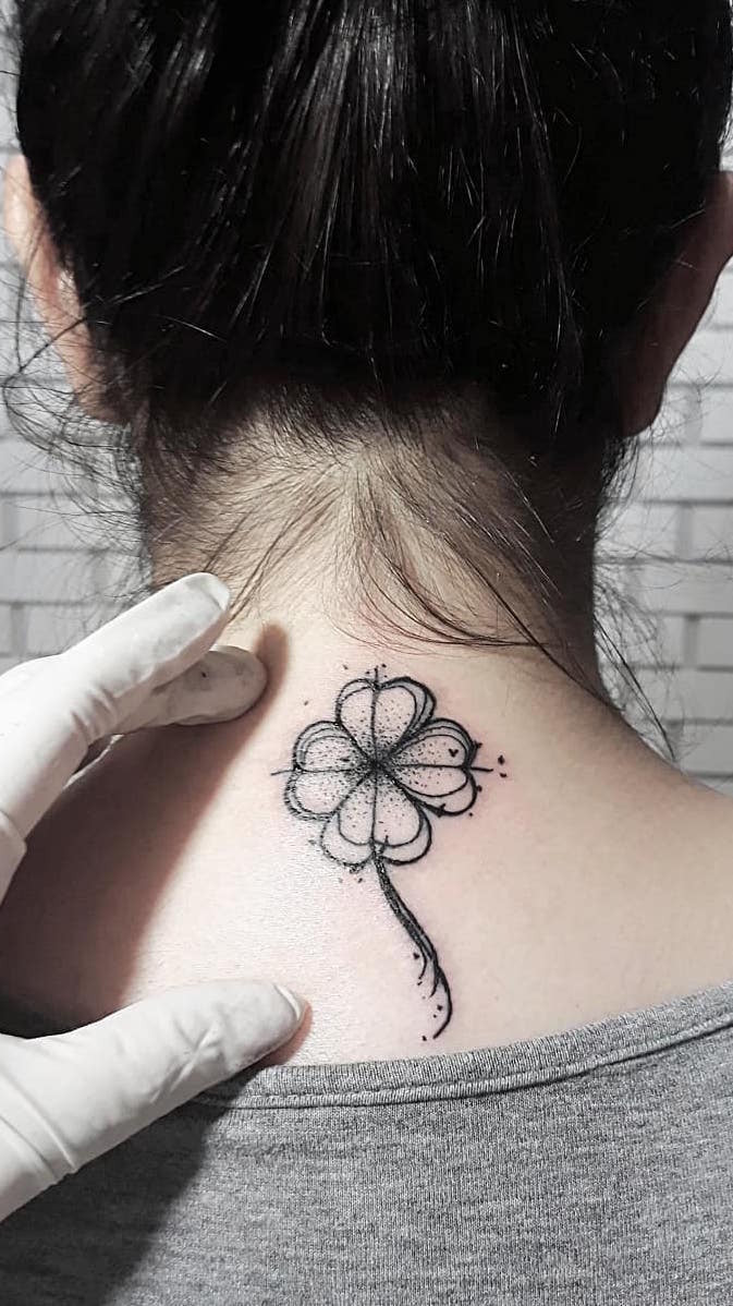 Mas existem desenhos que são perfeitos para tatuagem na nuca feminina.