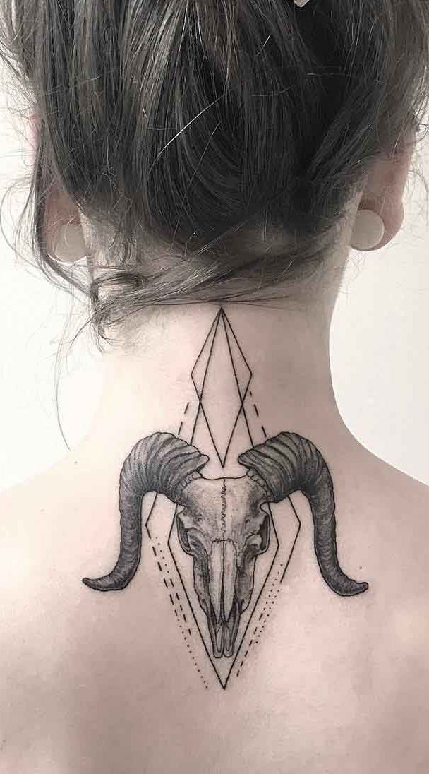 Você já sabe qual símbolo vai usar na sua tatuagem na nuca?