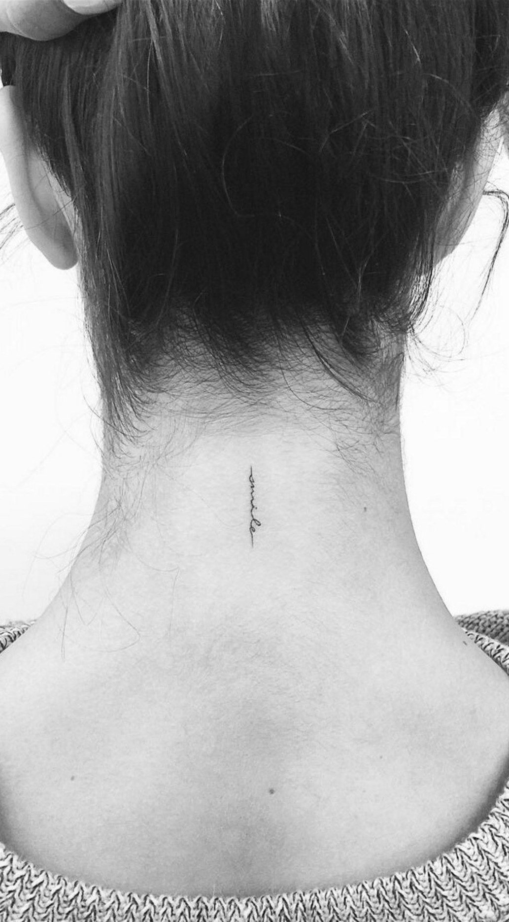 Featured image of post Delicadas Tatuagem Feminina Na Nuca Como forma de arte importante entender que as tatuagens s o para todos e n o existe um tipo espec fico de tatuagem feminina ou masculina
