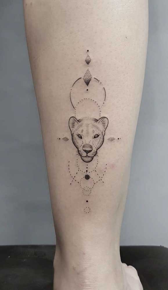 Olha essa tatuagem de lobo na panturrilha super delicada e discreta.