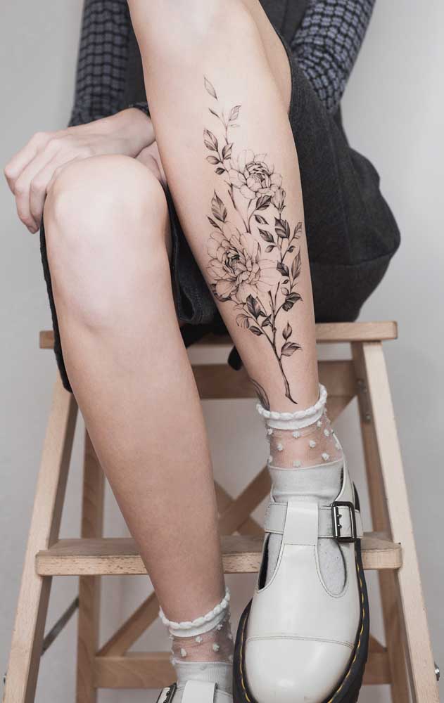 As mulheres podem apostar na tatuagem de flores na panturrilha porque é algo bem feminino.