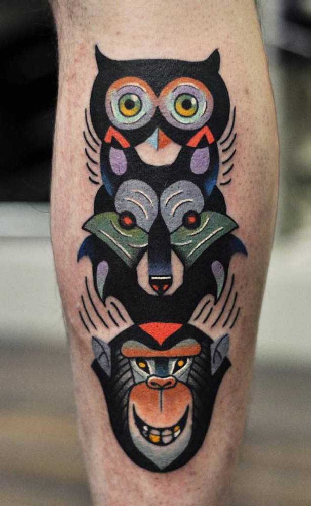 Olha que mistura mais interessante e inusitada para uma tatuagem na panturrilha.