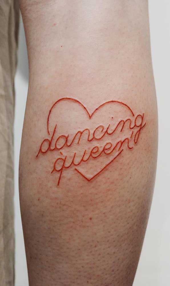 Ou faça uma tatuagem na panturrilha feminina escrita.