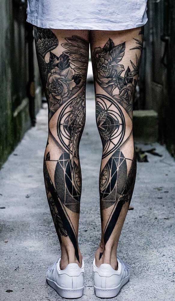 O que acha de fazer uma tatuagem que começa na panturrilha e sobe pelas pernas?