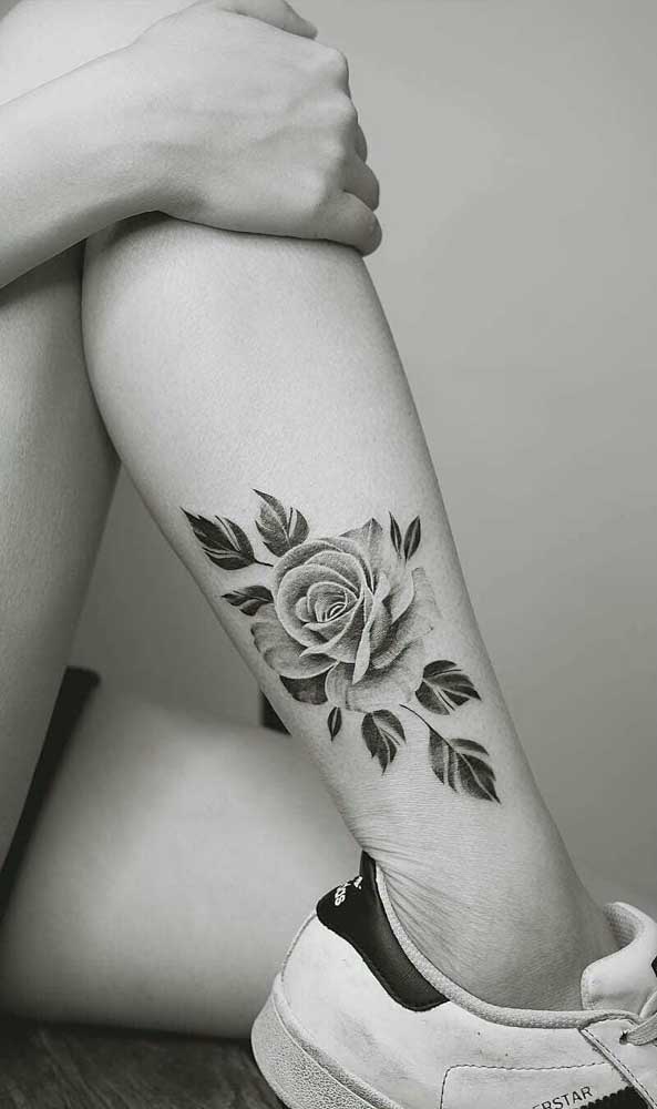 A tatuagem de flor rosa na panturrilha é uma das mais pedidas pelas mulheres. Por que será?