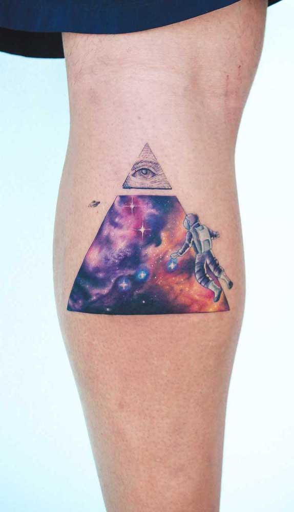 Olha que tatuagem geométrica incrível para você se inspirar.