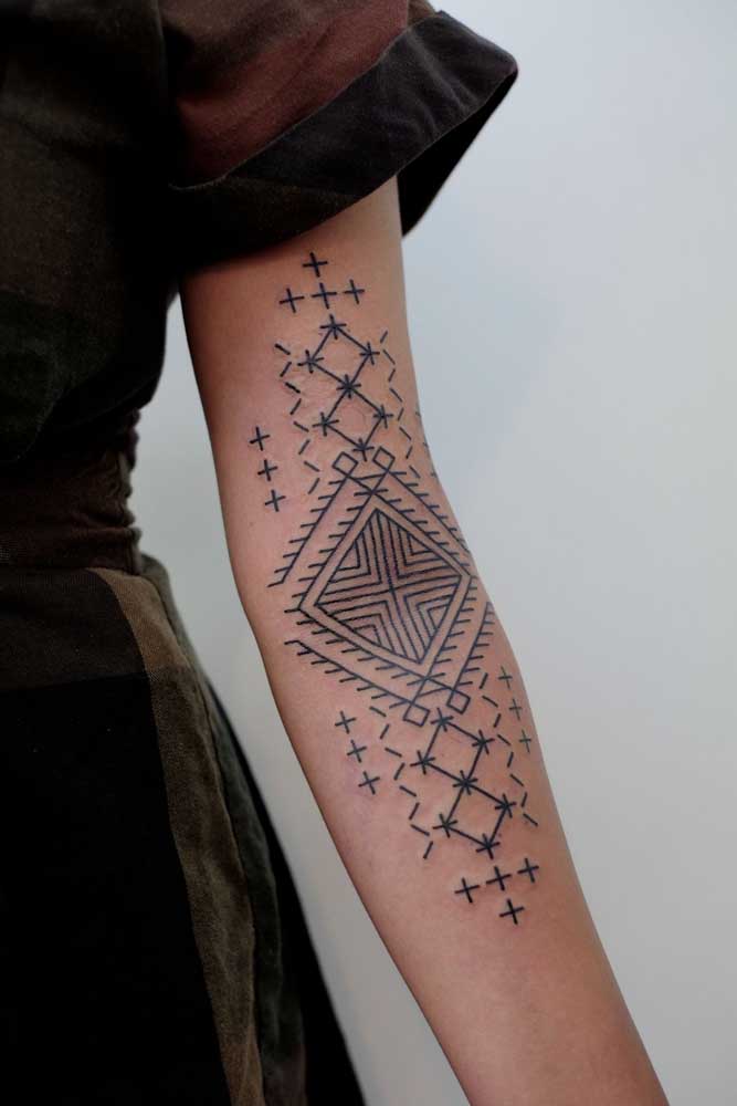 Veja como você pode fazer uma tatuagem geométrica diferenciada.