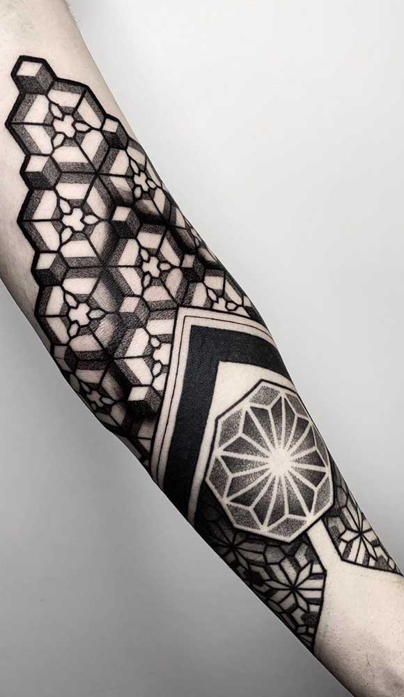 Uma bela tatuagem pode ser feita com desenhos geométricos.