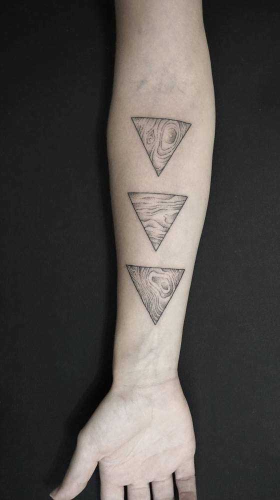 Um conjunto de tatuagens geométricas.