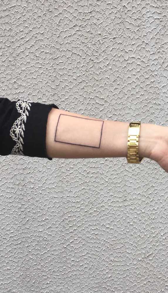 A tatuagem pode ser apenas um desenho geométrico.