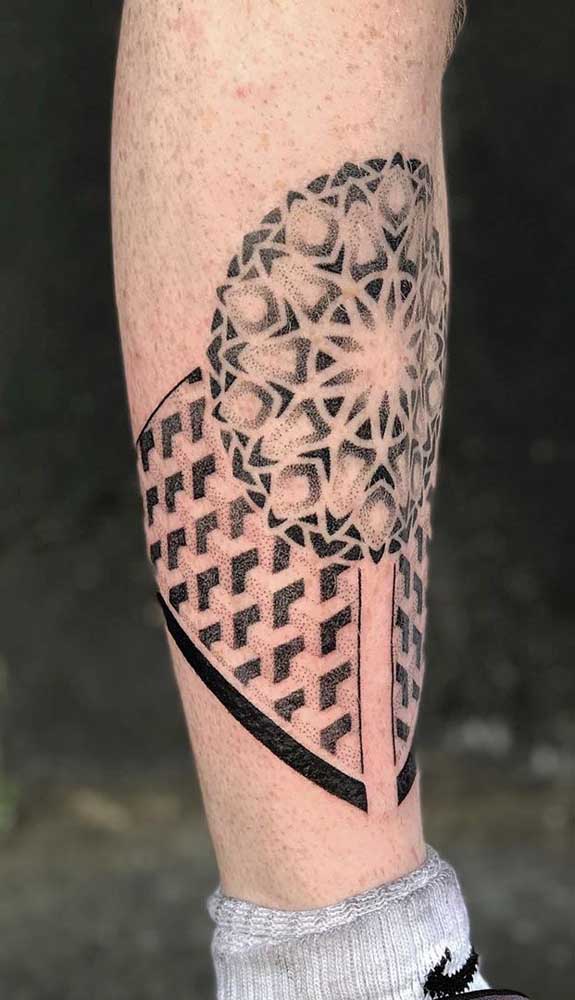 Na perna a tatuagem geométrica ganha mais destaque.