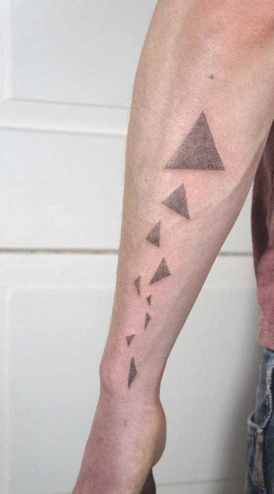Que tal fazer uma tatuagem geométrica com traços mais suaves?