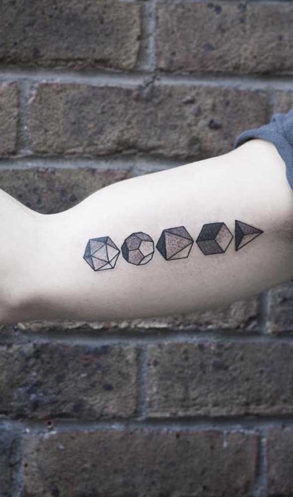 Brinque com as formas geométricas na hora de fazer a tatuagem.