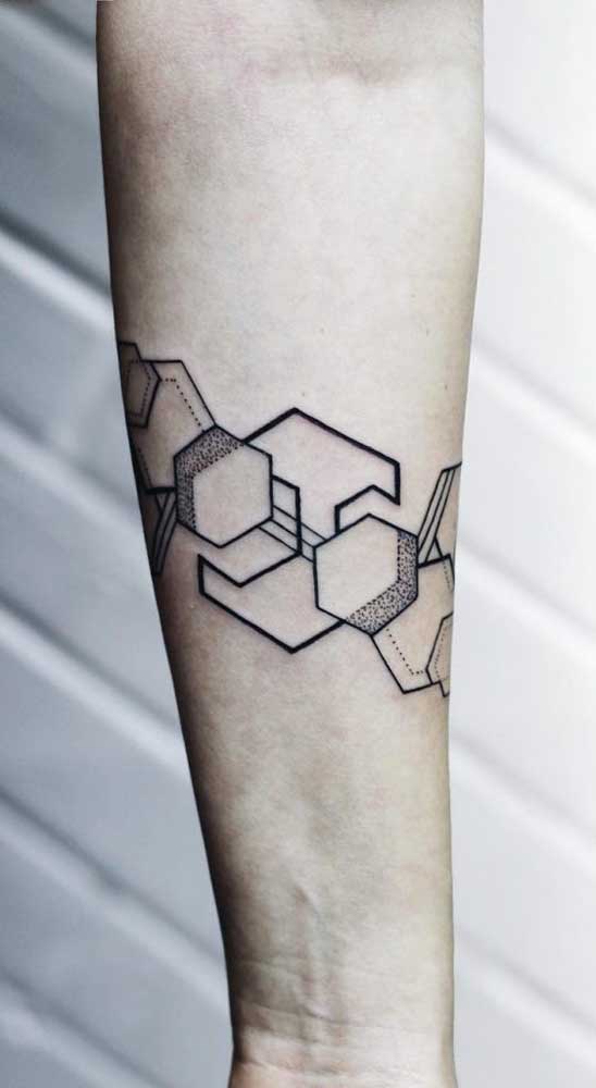 Equilíbrio e harmonia podem estar presentes na tatuagem geométrica.