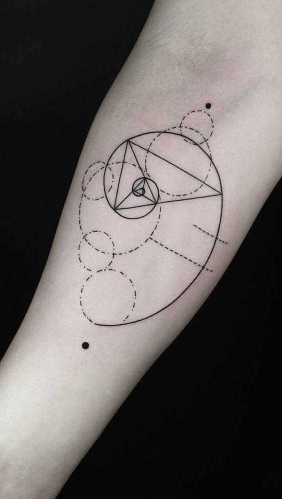 Faça uma tatuagem geométrica com precisão e perícia.