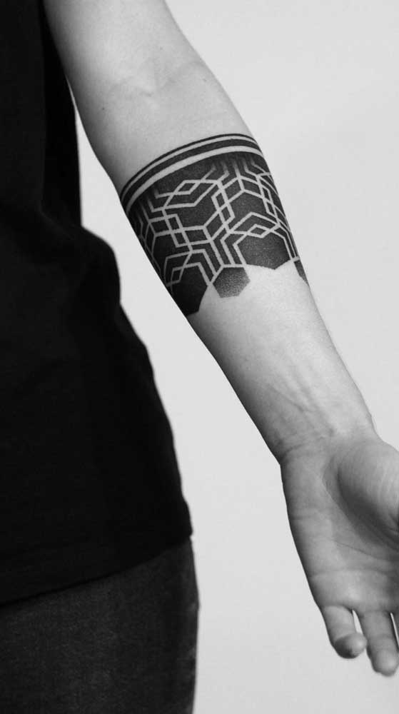 A tatuagem geométrica com traços preto e branco é mais comum.