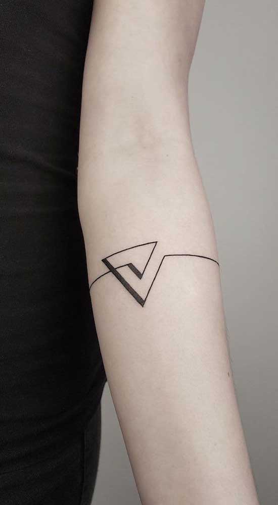 Faça uma tatuagem geométrica delicada e discreta.