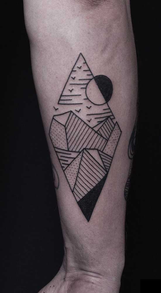 Olha que tatuagem geométrica lua combinando com outros traços.