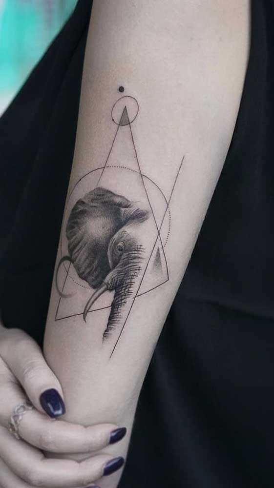 Para isso, combine estilos de tatuagem para criar algo mais real.