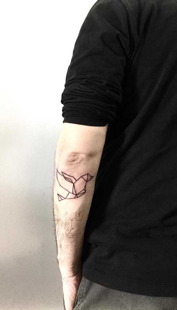 Uma boa opção é fazer a tatuagem geométrica no antebraço.