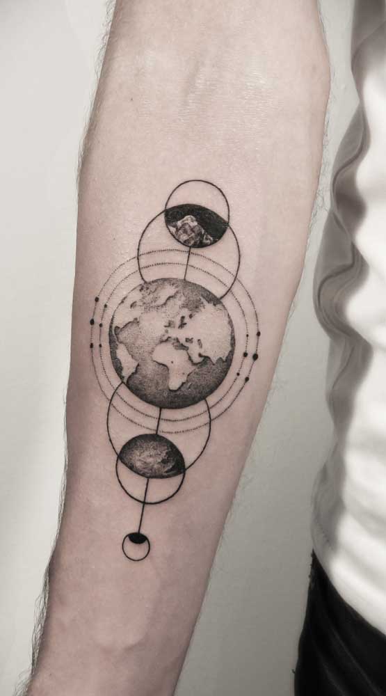 Os desenhos geométricos são perfeitos para fazer uma tatuagem sobre o espaço.