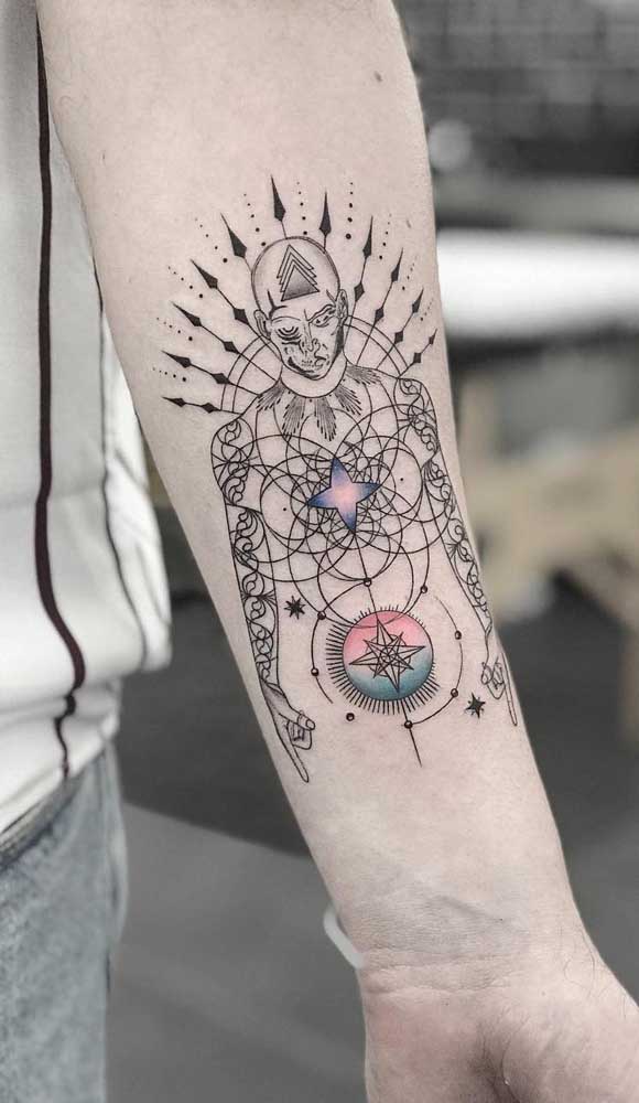 Capriche na hora de fazer a tatuagem geométrica.