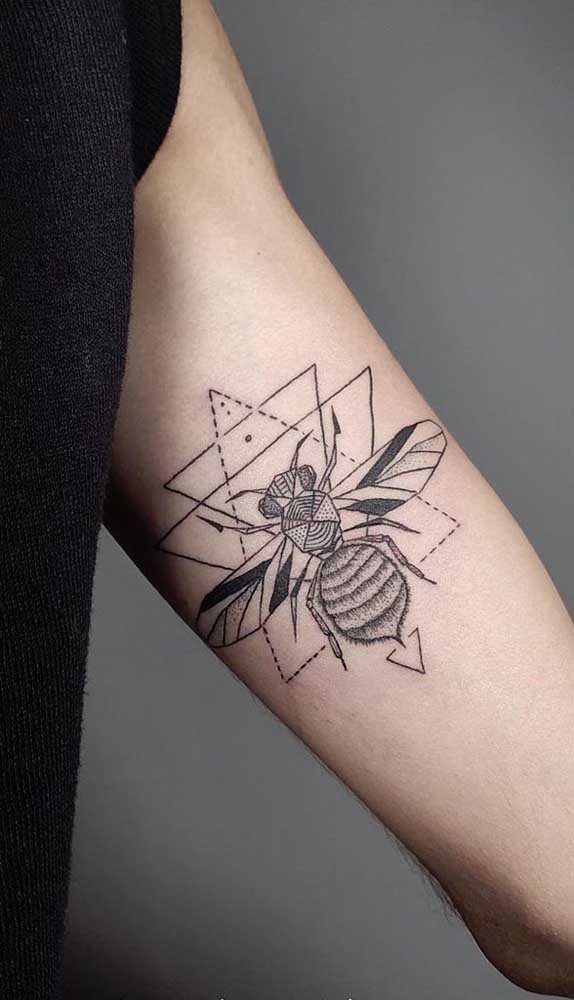Nada melhor do que fazer uma aranha com suas teias em uma tatuagem geométrica.