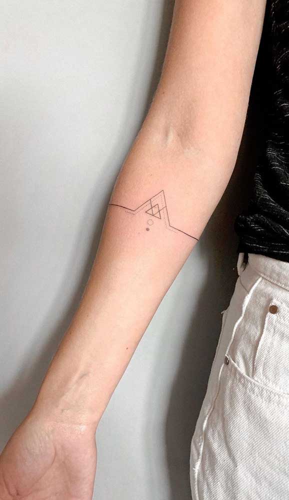 A tatuagem geométrica pode ser feita com traços finos, suaves e delicados.