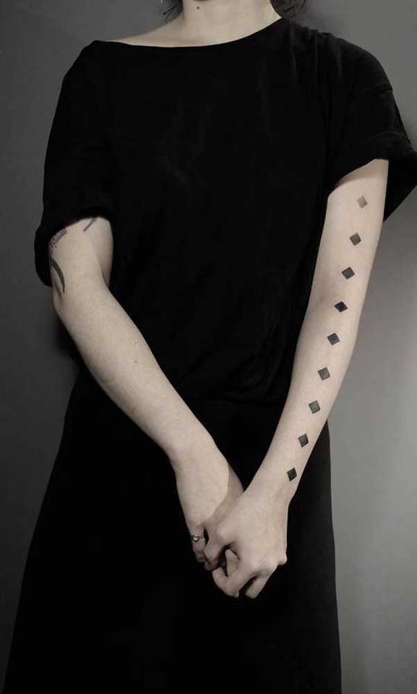Já pensou em fazer uma tatuagem geométrica no braço como esse modelo?