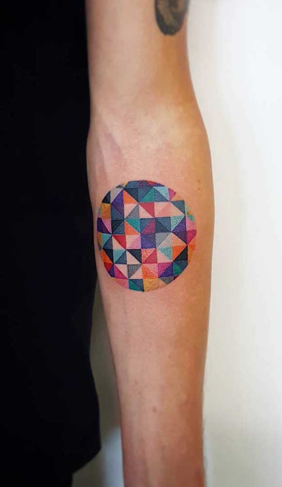 O que acha de fazer uma tatuagem geométrica colorida para transmitir mais alegria?