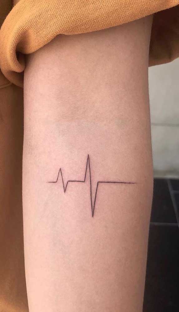 Na tatuagem batimento cardíaco as linhas são finas e quase invisíveis.