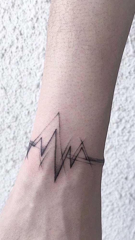 Uma boa opção é fazer a tatuagem batimento cardíaco no pulso.