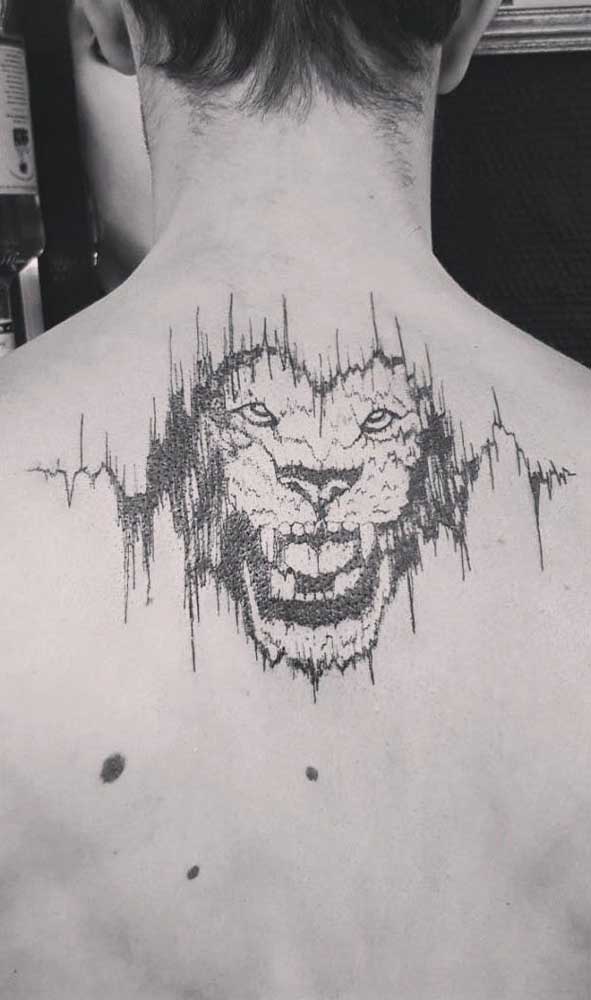 Que incrível essa tatuagem batimento cardíaco com a figura de um leão nas costas.